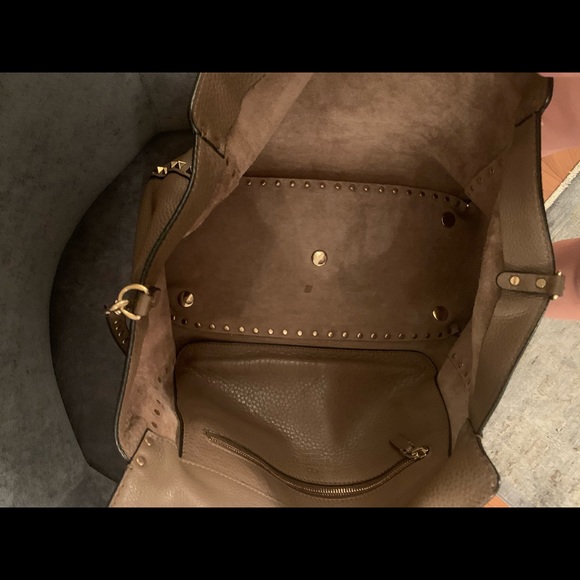 Valentino Garvani Rockstud Medium Leather Tote - Picture 3 of 5